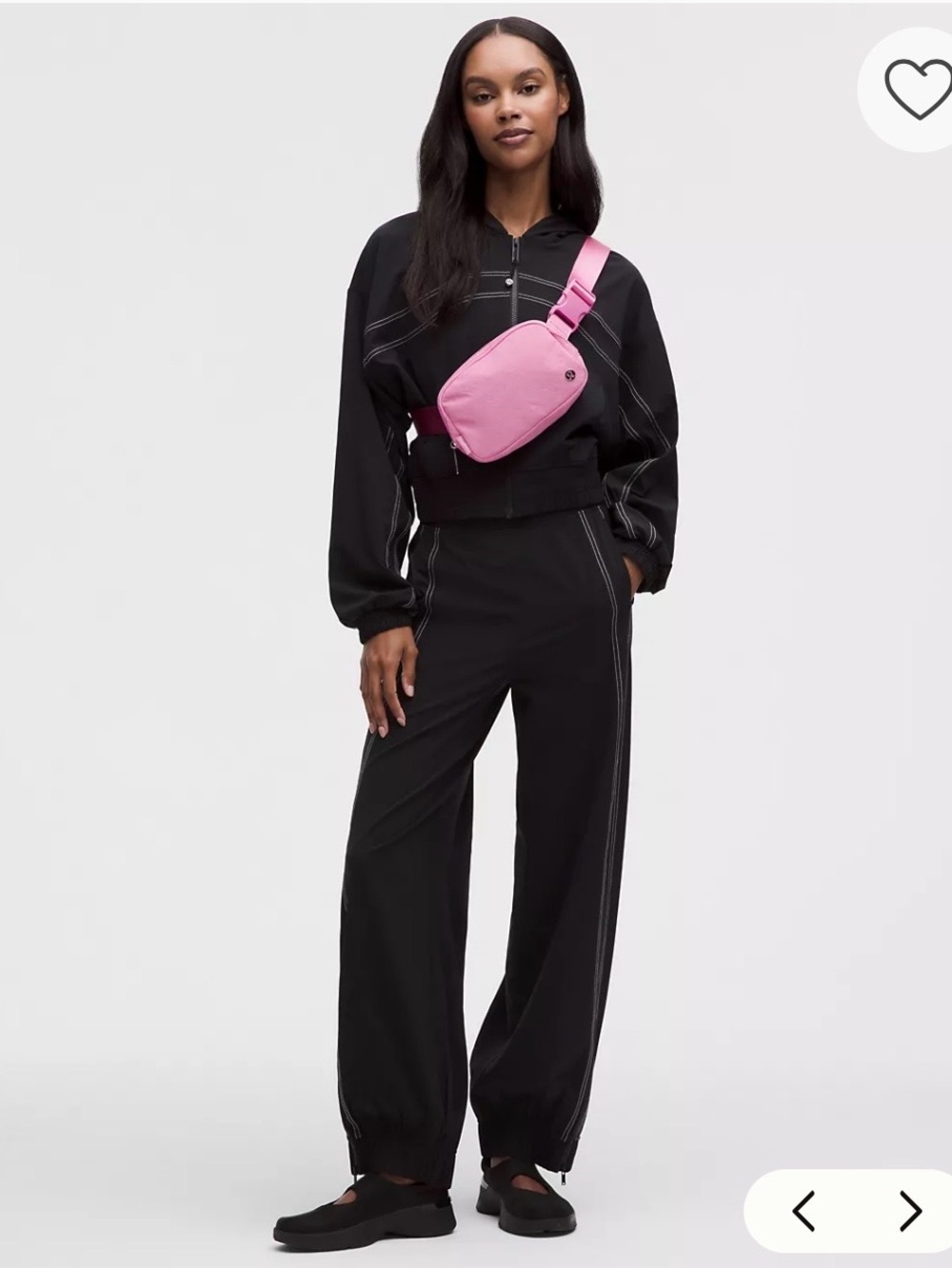 lululemon athletica Hot Pink 1 L bag. (Stock pic)